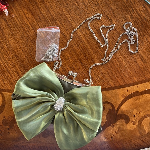 Super Cute Clutch with Bow comes with 2 sizes of chain for straps. - Picture 3 of 4